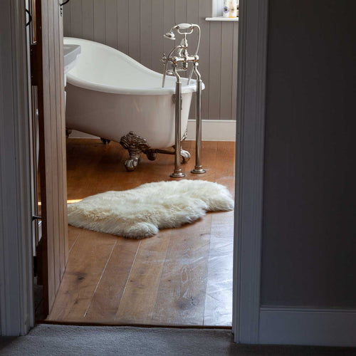 Beautifully soft, natural white undyed sheepskin thick and luxurious. Fleece length varies between rugs and the seasons. 