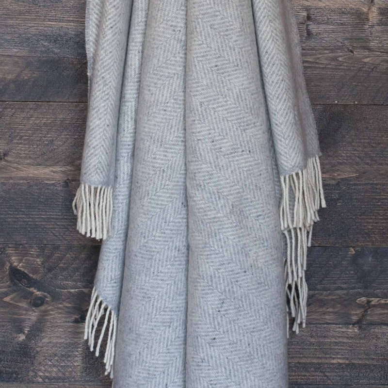 Merino-cashmere blend throw super-soft warm & cosy soft light grey & cream herringbone pattern top-quality luxury throw