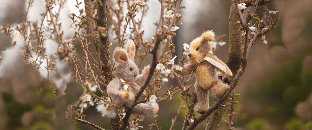 Traditional hand-made teddy bears created in England, using the finest natural fibres, with careful attention to every detail