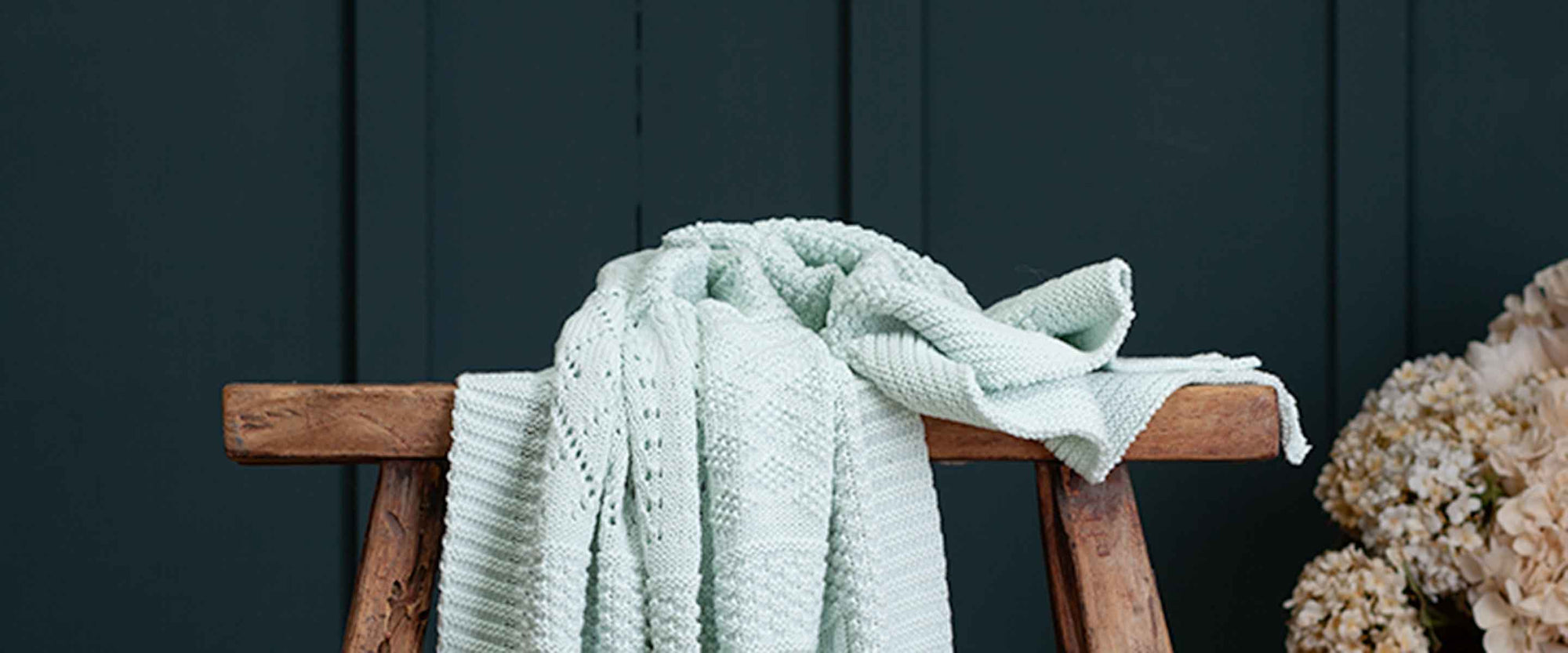 Choose from a collection of patterned knitted cot blankets with colourful motifs or plain and beautiful ones in subtle shades