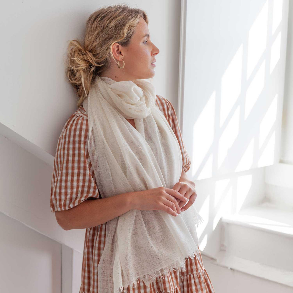 The Diaphanous Pashmina Oyster. The felted yarn enhances both the softness and structure. Worn around the neck like a scarf. 90 x 200 CMS.