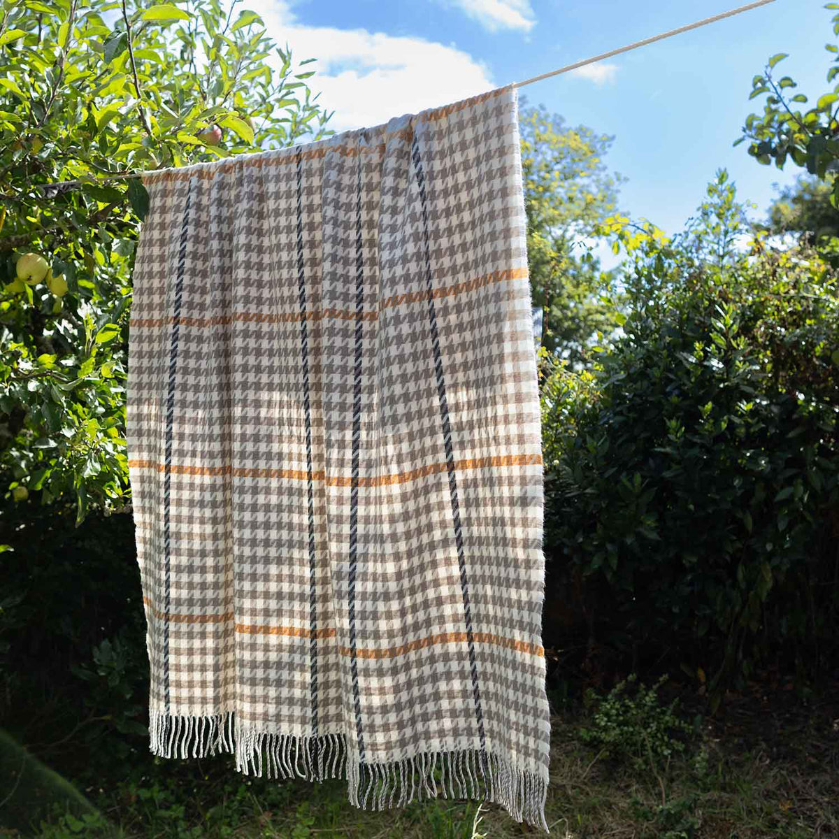 Glenmore Houndstooth Throw Sand