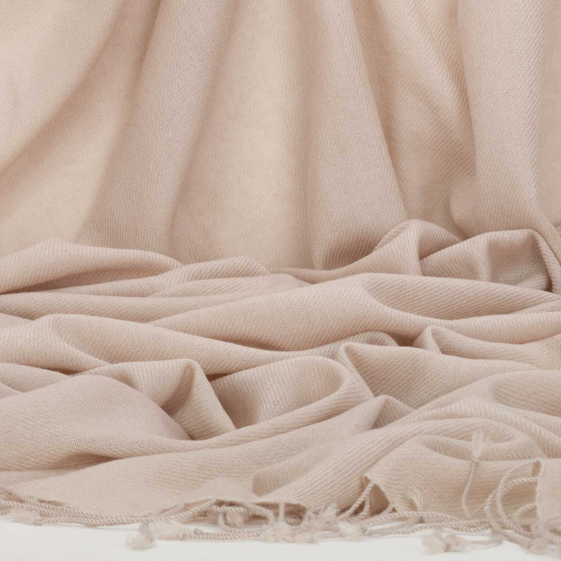 Luxury cashmere pashmina shawl in a soft light beige colourway and finished with hand-twisted tassels. 100% Hand-spun 'A Grade' Cashmere.