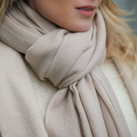 Luxury cashmere pashmina shawl in a soft light beige colourway and finished with hand-twisted tassels. Made in Nepal.