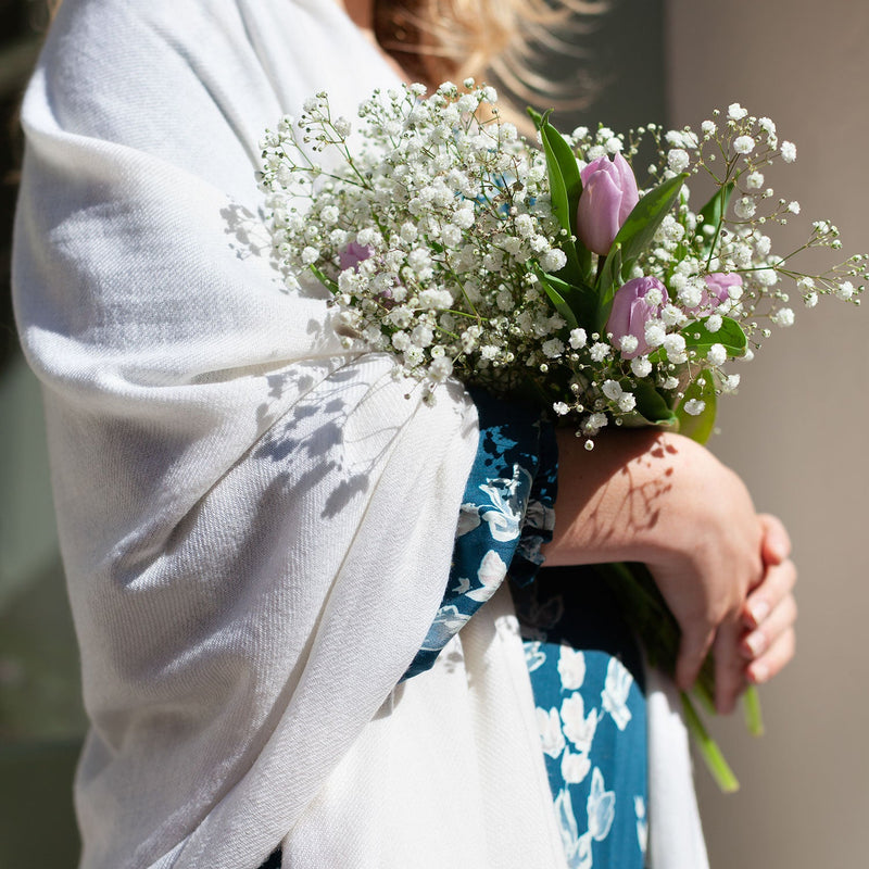 Genuine 100% cashmere pashmina in off-white with tasselled fringe edge super-soft lightweight & warm finest-quality 