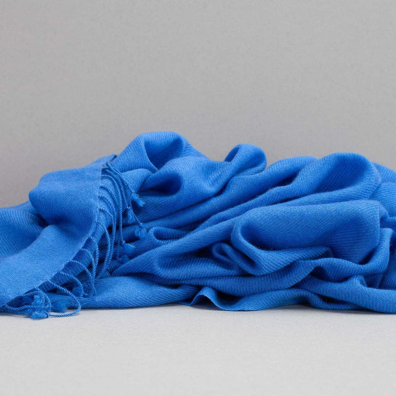 Genuine 100% cashmere pashmina in summer sky blue with tasselled fringe edge super-soft lightweight & warm finest-quality