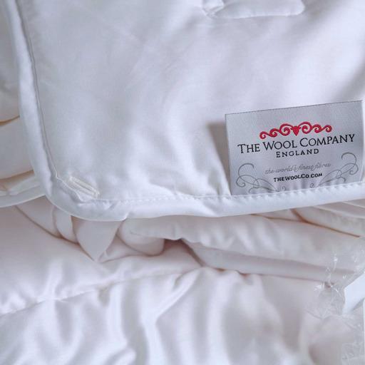 Summer weight 180gsm pure wool luxury duvets 100% white cotton sateen cover beautifully warm, soft & light, body-fit design 